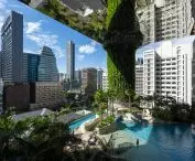 Hotel Pan Pacific Orchard w Singapurze — widok na taras plażowy z basenem i lustrzanym sufitem 