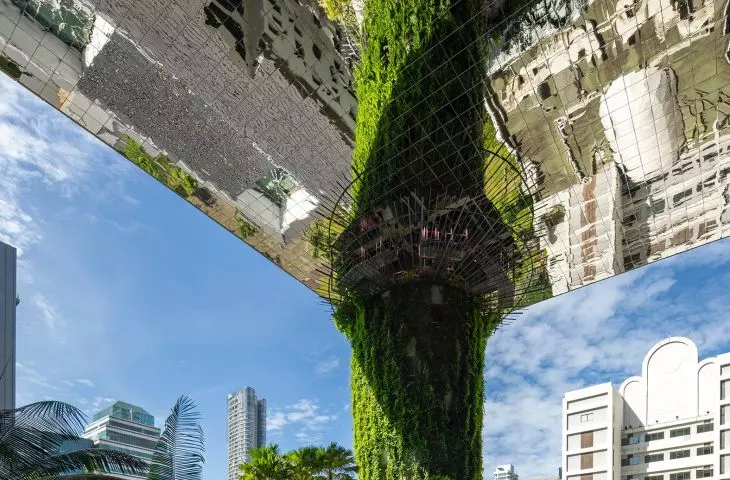 Hotel Pan Pacific Orchard w Singapurze — widok na taras plażowy z basenem i lustrzanym sufitem 