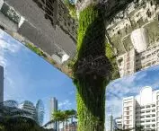 Hotel Pan Pacific Orchard w Singapurze — widok na taras plażowy z basenem i lustrzanym sufitem 