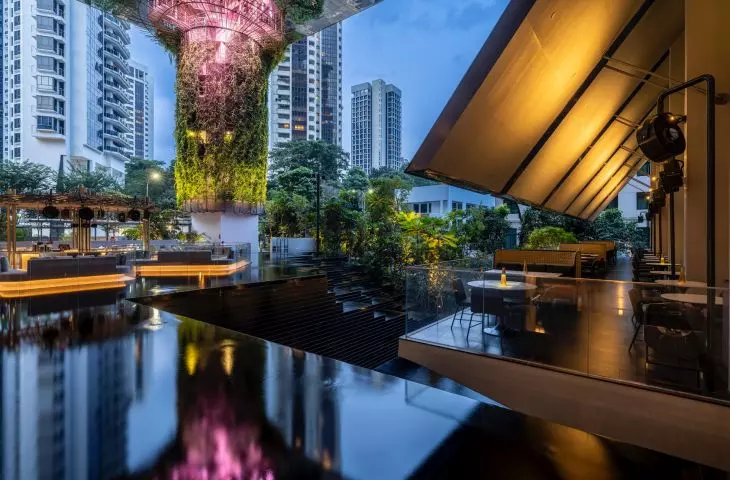 Hotel Pan Pacific Orchard w Singapurze — widok na taras leśny 
