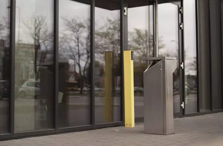 Inteligentny miejski dystrybutor płynu antybakteryjnego Enovio