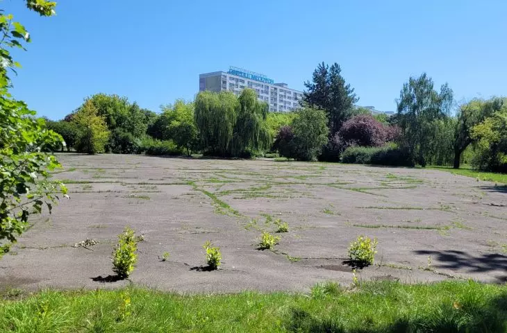 plac po plenerowej makiecie dzielnicy Rataje zlikwidowanej na poczatku lat 90. XX w.