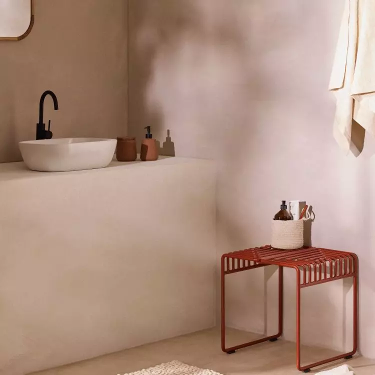 Maroon adds elegance to the interior