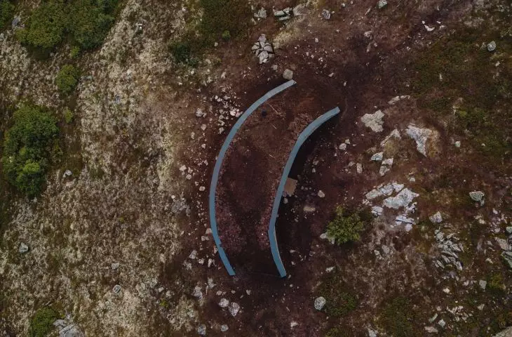 Widok z lotu ptaka na nowoczesny budynek z trawą porośniętą trawą