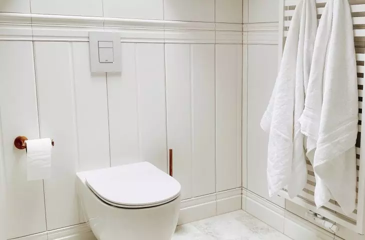 Placing the toilet under the window saved space