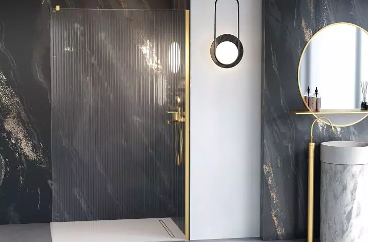 Wyjątkowe kabiny typu walk-in w najmodniejszych kolorach to kolekcja Nesta, na zdjęciu zaprezentowana w kolorze Gold Brushed oraz ryflowanym szkłem Visiosun