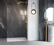 Wyjątkowe kabiny typu walk-in w najmodniejszych kolorach to kolekcja Nesta, na zdjęciu zaprezentowana w kolorze Gold Brushed oraz ryflowanym szkłem Visiosun