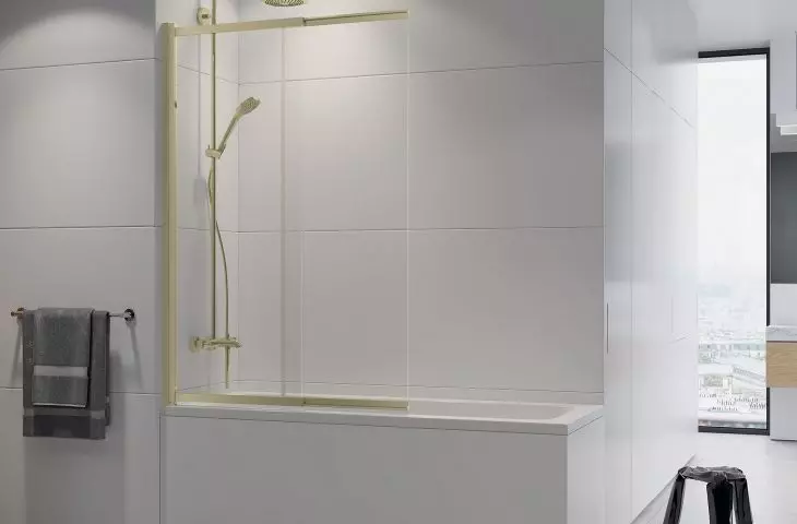 Parawany wannowe są również dostępne w ofercie New Trendy – na zdjęciu parawan przesuwno-składany Sensi Light Gold