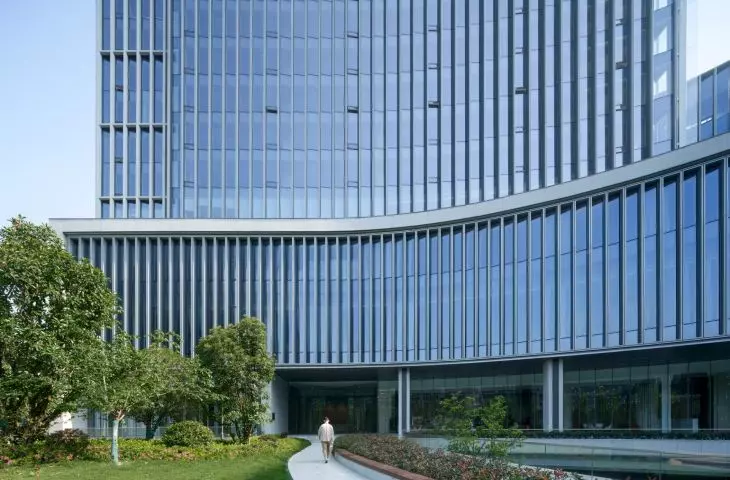 Główna siedziba Uniview w Hangzhou — podcień w kształcie półksiężyca