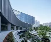Główna siedziba Uniview w Hangzhou — widok na plac ogrodowy z poziomu podcienia 