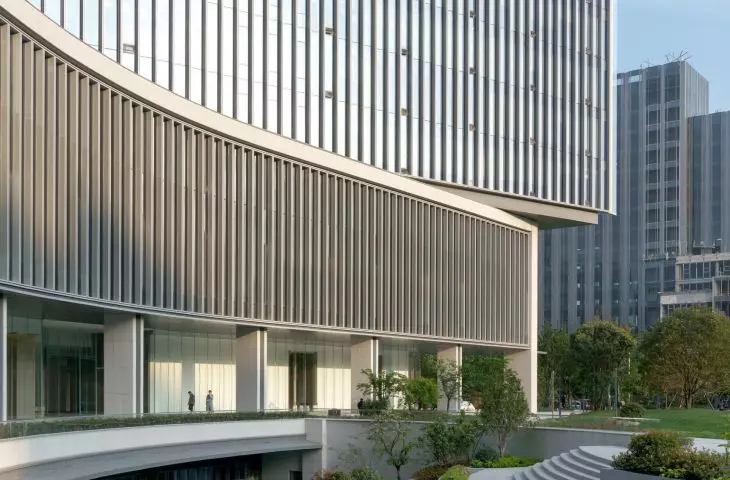 Główna siedziba Uniview w Hangzhou — widok na plac ogrodowy z poziomu podcienia 