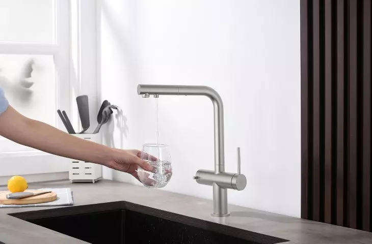 Bateria kuchenna z wyciąganą wylewką oraz podłączeniem do filtra wody DELTA kolor STALI