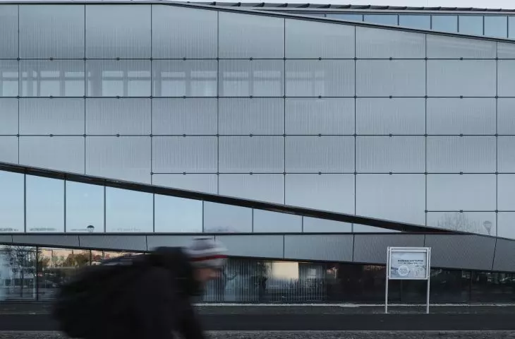 Dom Cyfryzacji w Tulln mieści przestrzeń wystawową dla technologii cyfrowych oraz sale wykładowe dla Uniwersytetu Nauk Stosowanych