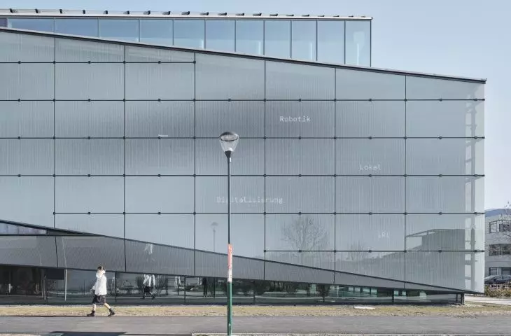 Dom Digitalizacji w Tulln — widok na wielowarstwową elewację budynku 