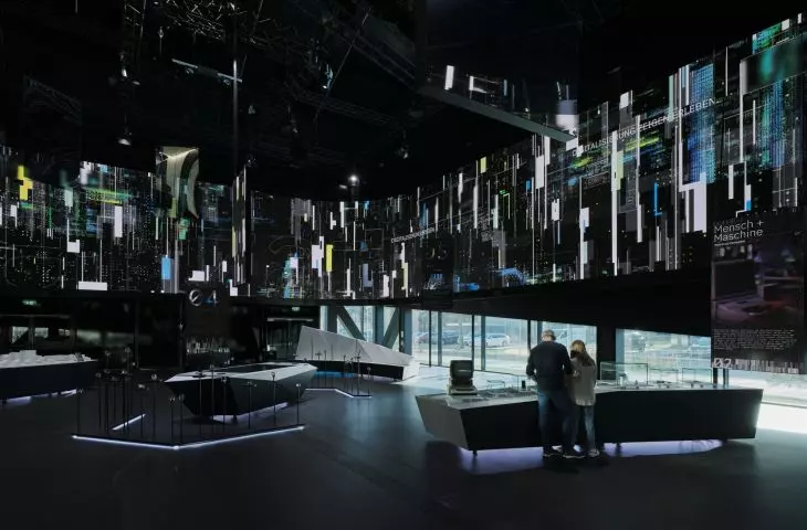 Dom Cyfryzacji w Tulln posiada salę z ekranem LED, który otacza pomieszczenie w 360°, zapewniając odwiedzającym wciągające doświadczenie