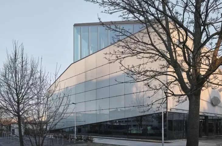 Dom Cyfryzacji w Tulln — widok na główne wejście na narożniku 