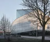 Dom Cyfryzacji w Tulln — widok na główne wejście na narożniku 
