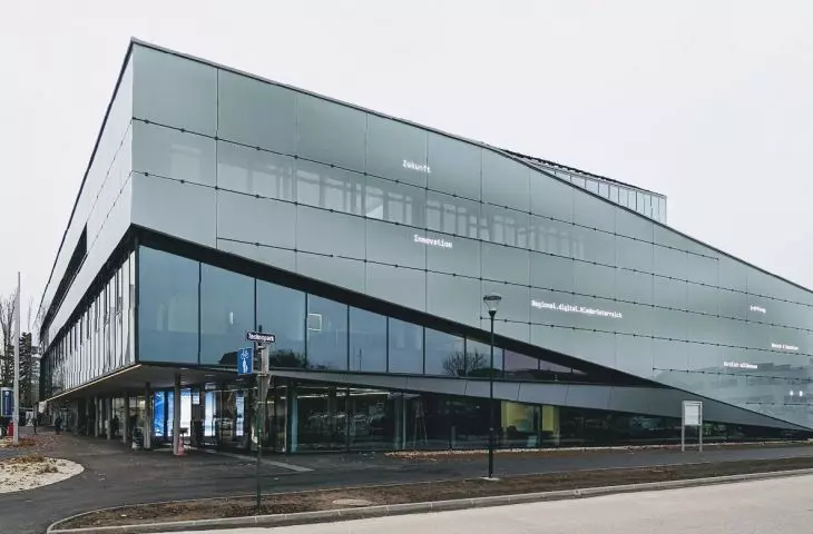 Dom Digitalizacji w Tulln — widok na wielowarstwową elewację medialną