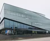 Dom Digitalizacji w Tulln — widok na wielowarstwową elewację medialną