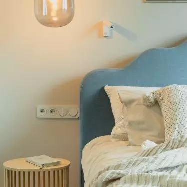 The color of the headrest refers to the summer sky