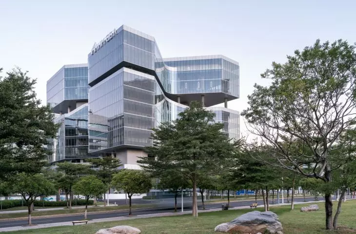 Innovation Center for High-Performance Medical Devices in Guangzhou - floor layout and glass facades provide daylight to the central part of the building