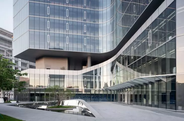 Innovation Center for High Performance Medical Devices in Guangzhou - the inner corners of the plan are rounded, which contrasts with the sharp outer edges