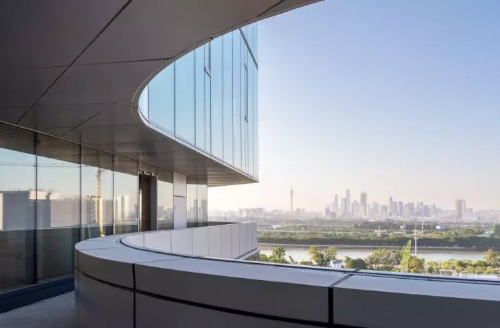 Innovation Center for High-performance Medical Devices in Guangzhou - terrace, separating the different vertical blocks 