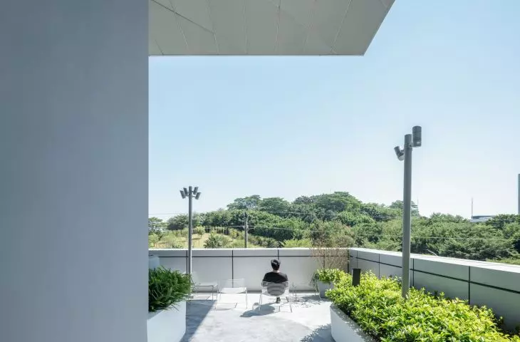 Innovation Center for High-performance Medical Devices in Guangzhou - view of terrace with greenery