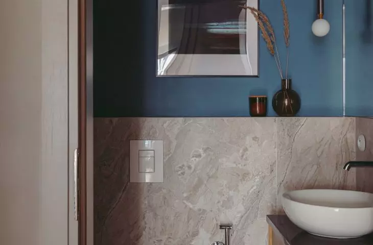 Bathroom with stone veneer