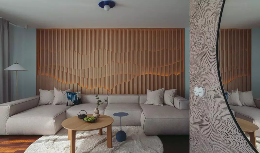 Salon z ponad czterometrową sofą