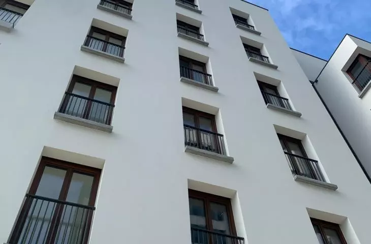 Część mieszkaniowa, która bezpośrednio sąsiaduje z wieżami Sea Towers ma minimalistyczną elewację