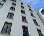 The residential part, which is directly adjacent to the Sea Towers, has a minimalist facade