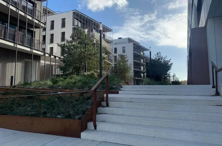 The part between the buildings is to bustle with urban life