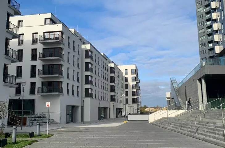 Budynek znajduje się w bezpośrednim sąsiedztwie Sea Towers