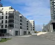 The building is located in the immediate vicinity of Sea Towers