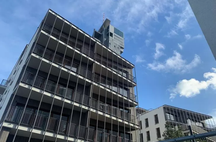 Nad nowymi budynkami górują wieże Sea Towers