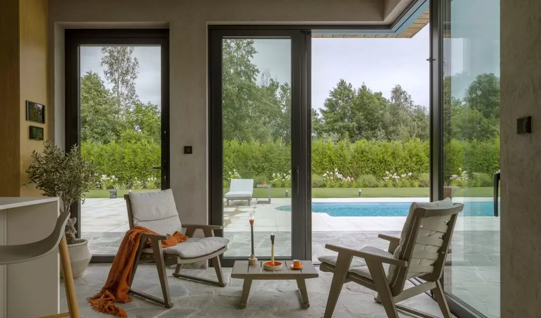 The corner of the house next to the pool has been glazed