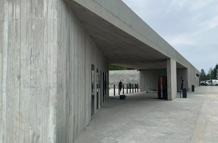 COO przyjmuje zwiedzających chłodem surowych, betonowych murów