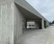 COO przyjmuje zwiedzających chłodem surowych, betonowych murów