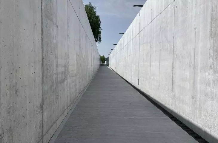 beton, który był ważnym materiałem w przebudowywanym obiekcie dawnej rzeźni, występuje także w innych częściach centrum 