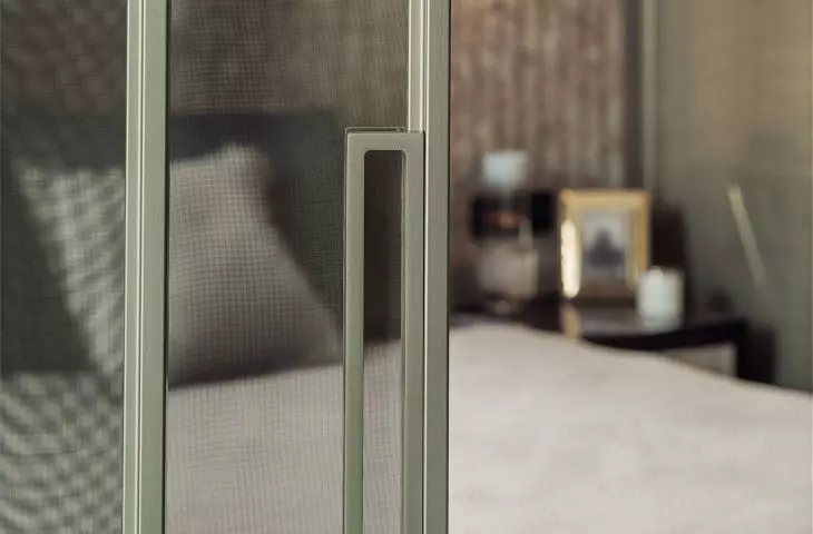 The glass was covered with a special metal fabric, which gives an illusory effect of the pattern.