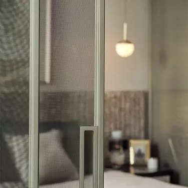 The glass was covered with a special metal fabric, which gives an illusory effect of the pattern.
