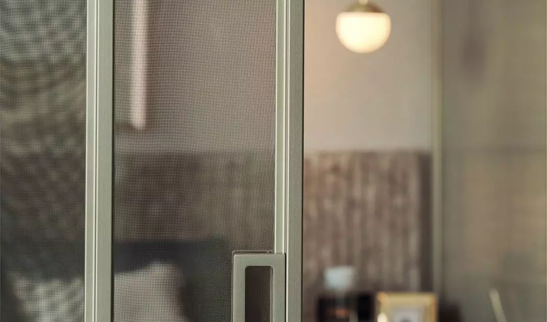 The glass was covered with a special metal fabric, which gives an illusory effect of the pattern.
