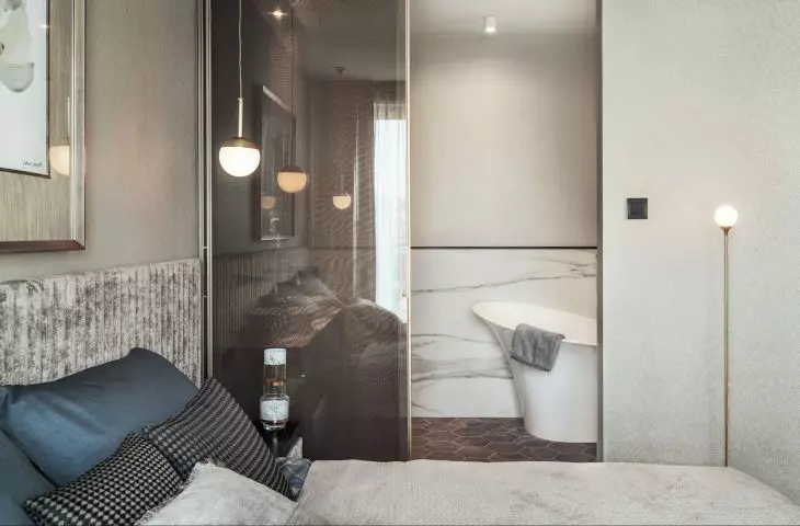 The private part of the seaside apartment consists of a bedroom and an adjoining bathroom