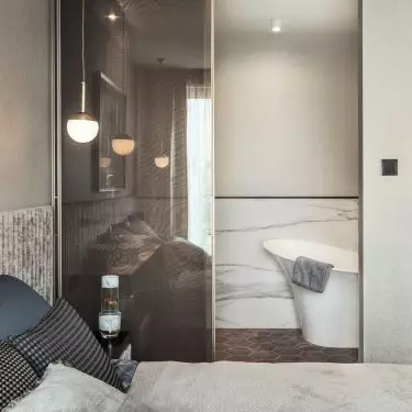 The private part of the seaside apartment consists of a bedroom and an adjoining bathroom