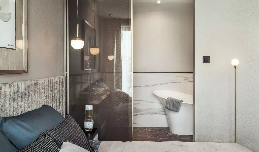 Część prywatna nadmorskiego apartamentu składa się z sypialni oraz przylegającej do niej łazienki