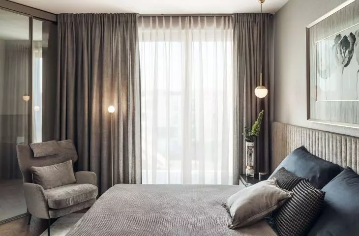 The designers used the same colors in the bedroom as in the other rooms