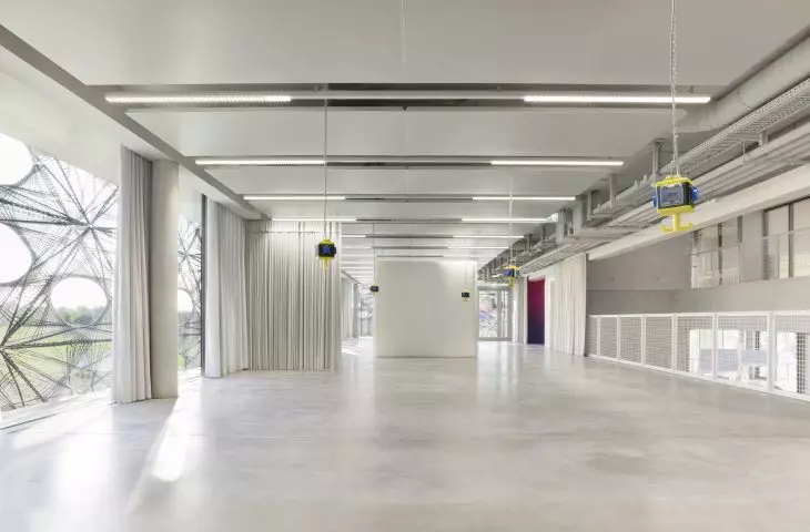 Centrum Nowoczesnych Technologii Tekstylnych Texoversum w Reutlingen — otwarty układ wnętrza  