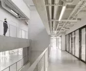 Centrum Nowoczesnych Technologii Tekstylnych Texoversum w Reutlingen — wnętrze centrum o surowej, brutalistycznej estetyce 