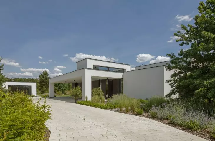 Access to house winds among greenery